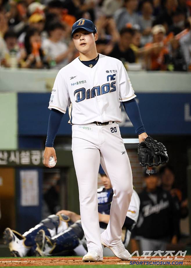 적시타 이후 연이은 폭투에 3실점을 허용한 목지훈.