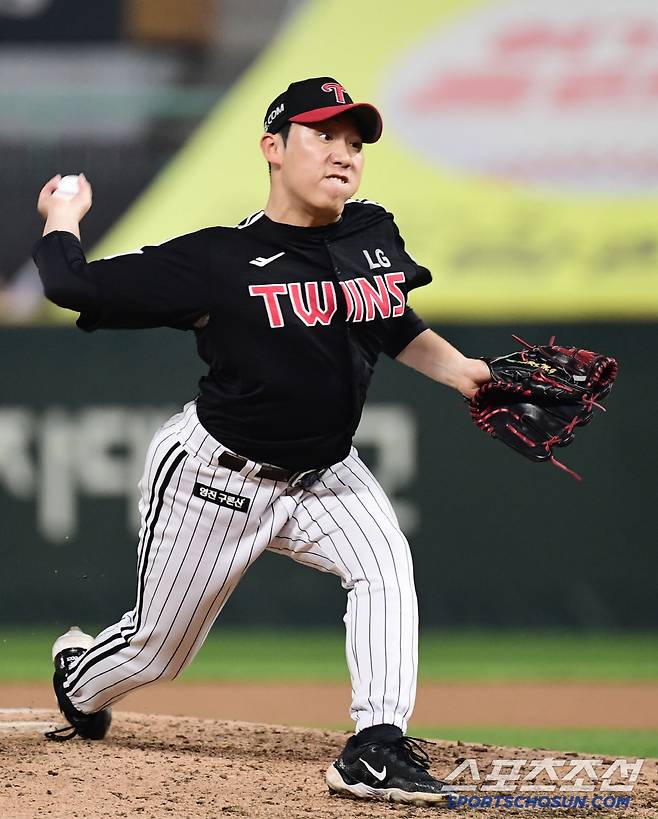 18일 인천 SSG랜더스필드에서 열린 KBO리그 SSG와 LG의 경기. 투구하고 있는 LG 박명근. 인천=송정헌 기자songs@sportschosun.com/2025.04.18/