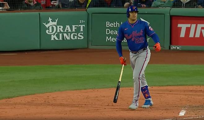 뉴욕 메츠 후안 소토가 20일(한국시각) 보스턴 레드삭스전에서 6회 좌측 밀어친 뒤 배트를 천천히 내려놓으며 타구를 바라보고 있다. 전력질주 하지 않은 소토는 타구가 그린몬스터 중단을 맞고 떨어지는 바람에 1루에서 멈춰 단타에 그쳤다. 사진=MLB.TV 캡처