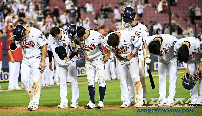20일 잠실야구장에서 열린 SSG와 두산의 경기, SSG가 5대3으로 승리했다. 4연패에 빠진 두산 선수들이 팬들에게 인사하고 있다. 잠실=허상욱 기자wook@sportschosun.com/2025.05.20/