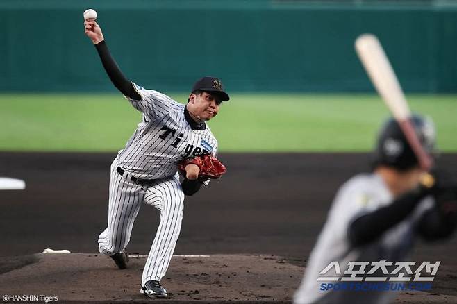 한신 선발 사이키는 20일 요미우리 타선을 9이닝 5안타 무실점으로 눌렀다. 시즌 첫 완봉승. 사진캡처=한신 타이거즈 SNS