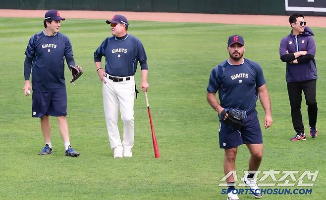 감보아의 투구를 지켜보며 미소 짓는 김원중, 주형광 투수코치.