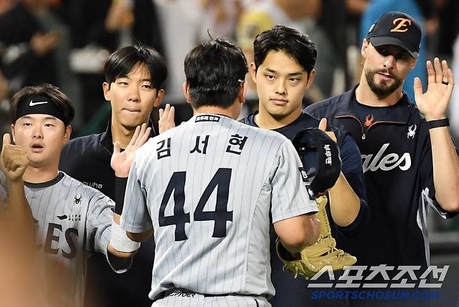 158km 강속구를 앞세워 모든 아웃카운트를 삼진 처리한 마무리 김서현을 향해 선발 문동주 엄지를 치켜세웠다.