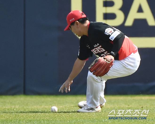 6일 서울 잠실구장에서 열린 KIA-LG전. 2회말 2사 만루 홍창기의 안타 때 좌익수 이우성이 타구를 놓쳤다가 다시 잡고 있다. 잠실=정재근 기자 cjg@sportschosun.com/2025.4.6/