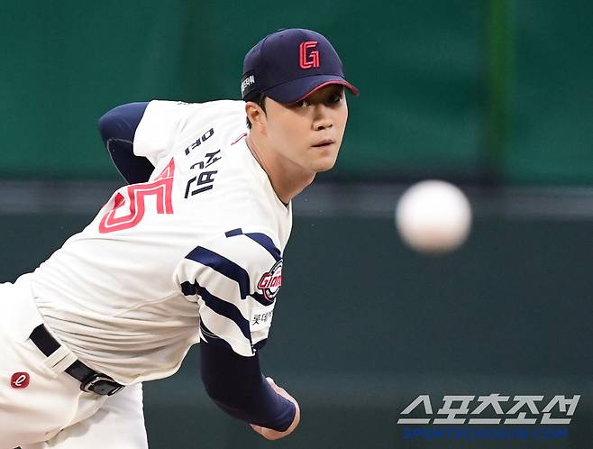 20일 부산 사직야구장에서 열린 KBO리그 롯데와 LG의 경기. 선발 투구하고 있는 롯데 윤성빈. 부산=송정헌 기자songs@sportschosun.com/2025.05.20/