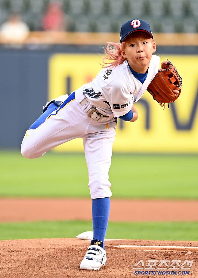 21일 잠실야구장에서 열린 SSG와 두산의 경기, 중대초등학교 최리환(13) 어린이가 시구에 나서고 있다. 최리환은 최경환 전 코치의 아들로, 지난 3월 전국소년체육대회 서울시 대표 선발대회에서 6연타석 홈런으로 한국 유소년야구 신기록을 세우며 U12 서울시 야구 대표로 선발된 바 있다.잠실=허상욱 기자wook@sportschosun.com/2025.05.21/