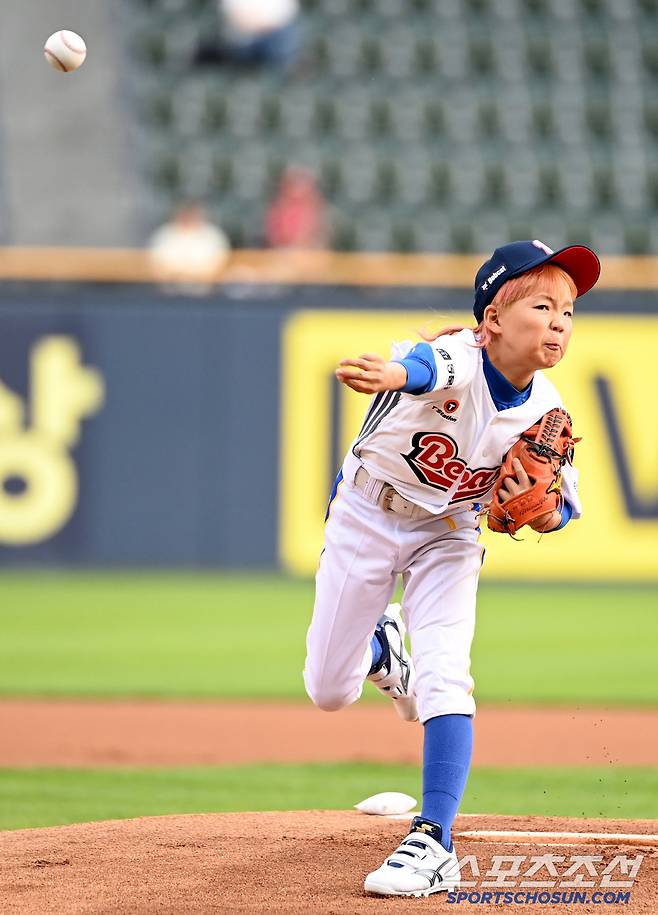 21일 잠실야구장에서 열린 SSG와 두산의 경기, 중대초등학교 최리환(13) 어린이가 시구에 나서고 있다. 최리환은 최경환 전 코치의 아들로, 지난 3월 전국소년체육대회 서울시 대표 선발대회에서 6연타석 홈런으로 한국 유소년야구 신기록을 세우며 U12 서울시 야구 대표로 선발된 바 있다.잠실=허상욱 기자wook@sportschosun.com/2025.05.21/