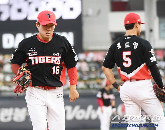 21일 수원 KT위즈파크에서 열린 KIA-KT전. 1회말 1사 1, 3루 장성우의 평범한 플라이를 놓친 우익수 최원준이 교체되고 있다. 수원=정재근 기자 cjg@sportschosun.com/2025.5.21/