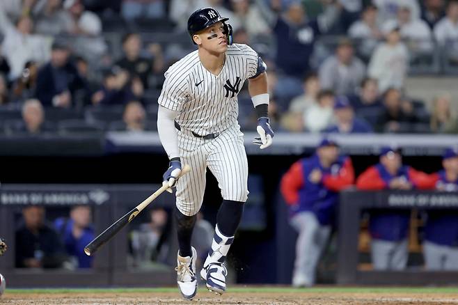 8회말 우측 파울폴 안쪽으로 살짝 넘어가는 홈런을 친 뒤 타구를 바라보고 있는 애런 저지. Imagn Images연합뉴스