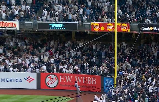 애런 저지가 8회말에 날린 홈런이 양키스타디움 오른쪽 파울폴 안쪽으로 살짝 넘어가고 있다. 이 홈런의 비거리는 326피트로 저지의 통산 331개 가운데 가장 짧다. 사진=MLB.TV 캡처