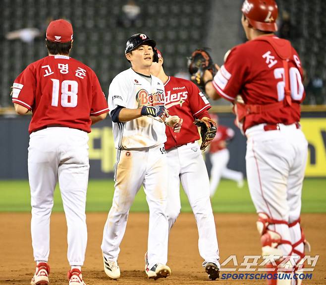 21일 잠실야구장에서 열린 SSG와 두산의 경기, 5회말 1사 1루 두산 조수행의 내야 땅볼때 1루주자 박계범이 협살에 걸려 태그아웃되고 있다. 잠실=허상욱 기자wook@sportschosun.com/2025.05.21/