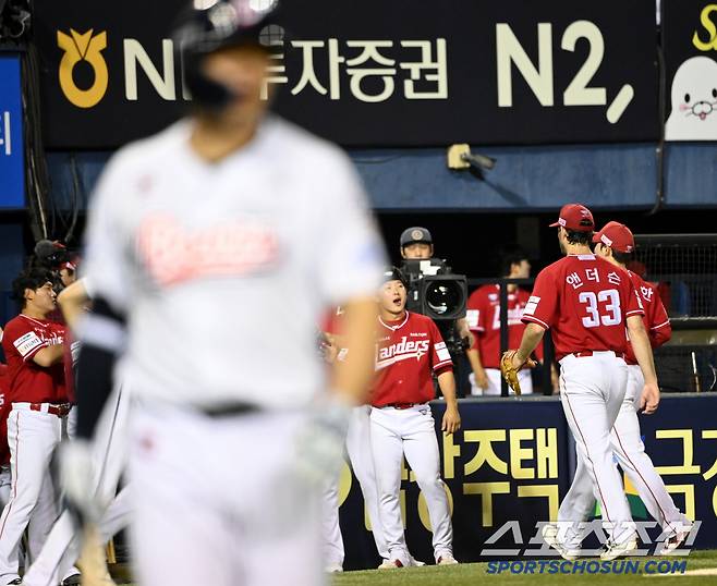 21일 잠실야구장에서 열린 SSG와 두산의 경기, 6회말 2사 2,3루 SSG 앤더슨이 두산 김재환을 삼진처리하며 이닝을 마친 후 더그아웃으로 향하고 있다. 잠실=허상욱 기자wook@sportschosun.com/2025.05.21/