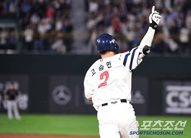 21일 부산 사직야구장에서 열린 KBO리그 롯데와 LG의 경기. 8회 동점 투런 홈런을 날린 롯데 고승민. 부산=송정헌 기자songs@sportschosun.com/2025.05.21/