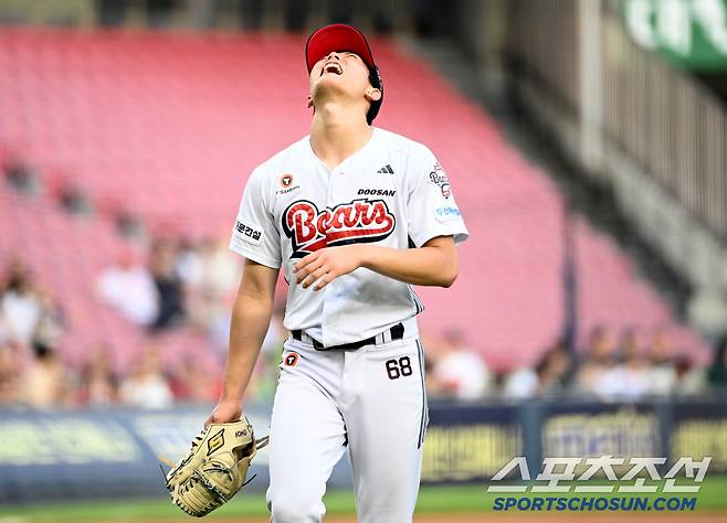 21일 잠실야구장에서 열린 SSG와 두산의 경기, 2회초 3실점 후 이닝을 마친 두산 최민석이 아쉬워하고 있다. 잠실=허상욱 기자wook@sportschosun.com/2025.05.21/