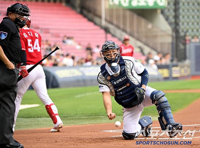 21일 잠실야구장에서 열린 SSG와 두산의 경기, 1회초 두산 포수 양의지가 선발투수 최민석의 첫 삼진 공을 더그아웃에 건네고 있다. 잠실=허상욱 기자wook@sportschosun.com/2025.05.21/