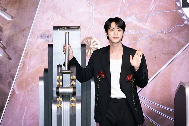 &nbsp;미국 뉴욕의 랜드마크 엠파이어 스테이트 빌딩이 방탄소년단 진의 새 앨범 메시지와 바람을 담아 경관 조명을 연출했다. ⓒ빅히트 뮤직
