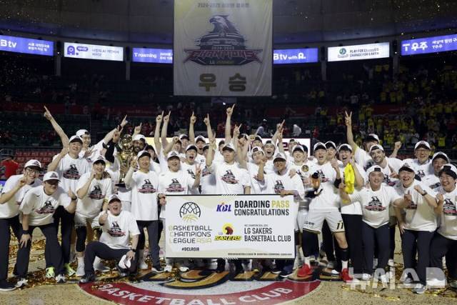 조상현 감독의 창원 LG가 창단 28년 만에 첫 우승을 달성했다. SK와의 챔프전에서 3연승 후 3연패, 그리고 마지막 7차전에서 접전 끝에 승리했다./KBL