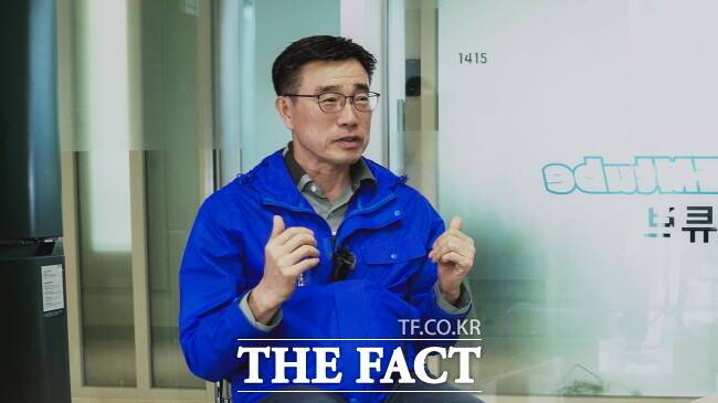 최원용 전 경기경제자유구역청장이 <더팩트>와 만나 인터뷰를 하고 있다. /조수현 기자