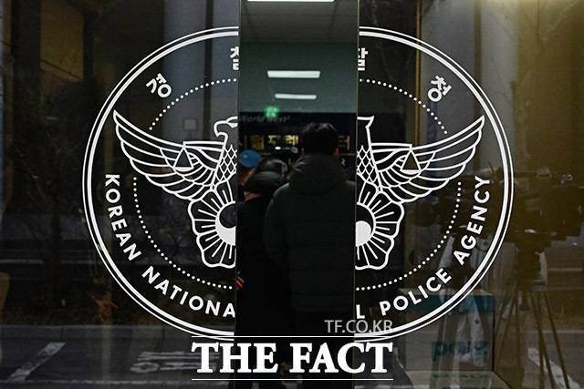 경찰이 윤석열 전 대통령의 지난 20대 대선 후보 시절 부인 김건희 여사 도이치모터스 주가 조작 의혹과 장모 최은순 씨 잔고증명서 위조 의혹 관련 허위사실을 공표한 혐의 수사에 착수했다. 체포영장 집행 방해 혐의와 비밀캠프 운영 의혹에 이어 윤 전 대통령 관련 경찰 수사가 속도를 내는 모양새다. /남윤호 기자