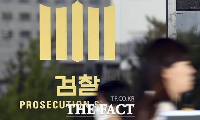 10년 전 배임 혐의로 수사선상에 오르자 해외로 도주했던 예술단체 전직 간부가 구속 상태로 재판에 넘겨졌다. /이새롬 기자