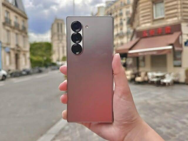 갤럭시Z폴드 6의 모습. 뒷면에 금속 테두리가 적용됐다. (사진=씨넷)