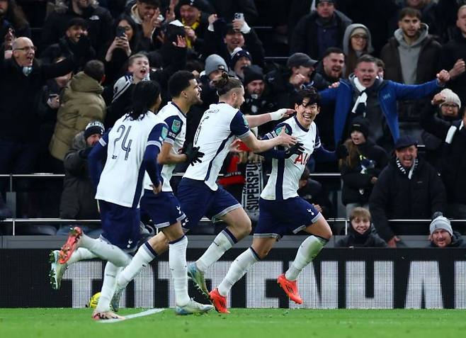 잉글랜드 프리미어리그 토트넘 홋스퍼의 주장 손흥민이 지난해 12월19일(현지시간) 영국 런던의 토트넘 홋스퍼 스타디움에서 열린 카라바오컵 8강 맨체스터 유나이티드와의 경기에서 후반 43분 팀에 4대2 우위를 안기는 팀의 네 번째 골을 터뜨린 뒤 동료들과 함께 환호하고 있다.   [사진 제공= 연합뉴스]