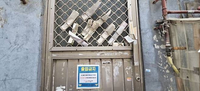 서울 종로구 충신동 충신1구역에 위치한 한 빈집 출입문 틈새에 공과금 고지서가 끼어있다. 출입문에는 무단 침입을 금지한다는 내용의 안내문이 붙어있다. 이지은 기자