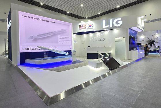 지난 20일 말레이시아 랑카위에서 열린 '랑카위 국제 해양·항공전시회(LIMA) 2025'에서 함대공 유도탄 방어유도무기 '해궁'이 전시돼있다.[LIG넥스원 제공] 연합뉴스