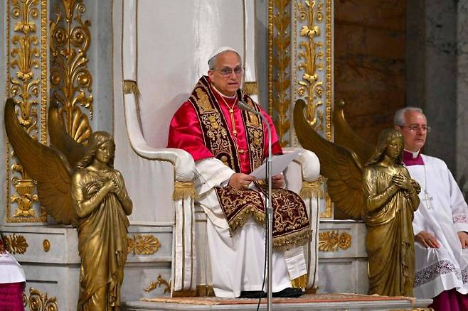 교황 레오 14세가 자신이 전 세계 14억 가톨릭 신자의 새 지도자가 될 줄은 전혀 예상하지 못했다고 밝혔다. 20일(현지시간) 연합뉴스는 이탈리아 안사통신을 인용해 레오 14세가 전날 바티칸에서 열린 페루 람바예케주(州) 대표단과의 만남을 가졌다고 보도했다. AFP·연합뉴스