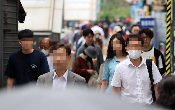 서울 한 시내에서 마스크를 착용한 사람과 착용하지 않은 사람들이 섞어 걸어가고 있다. 윤동주 기자