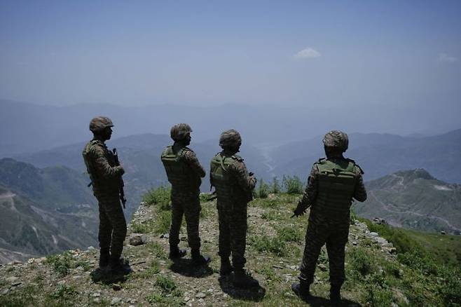 인도 군 병사들이 인도와 파키스탄 간 통제선 전방 초소 근처에서 경계 서고 있는 모습. AP 연합뉴스