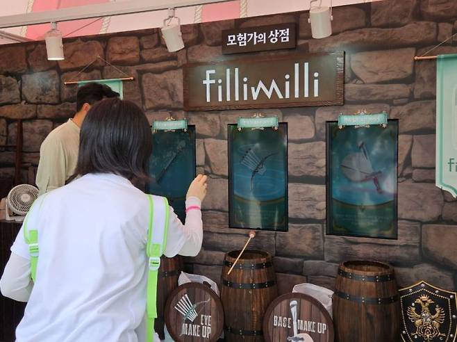 메이크업존 '필리밀리' 부스에서 참가자가 이벤트에 참여하고 있다. 사진=박재현 기자