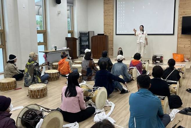 화순전남대학교병원 광주전남권역암생존자통합지지센터가 최근 담양 월산물구십리 농촌체험휴양마을에서 암 생존자 디스트레스 관리를 위한 '재발 두려움 이론 교육 및 실천 프로그램'을 운영했다. 화순전남대병원 제공