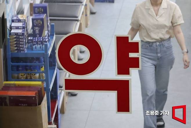 서울의 한 약국에 시민들이 약을 받기 위해 기다리고 있다. 조용준 기자