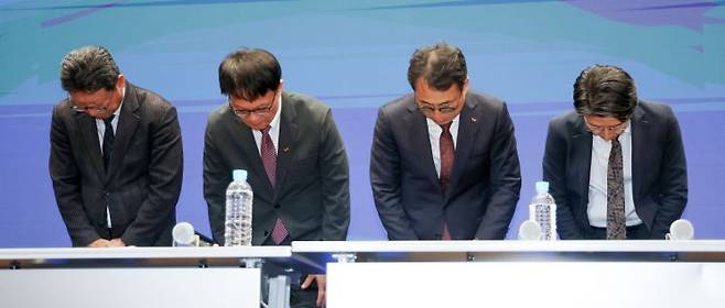 유영상 SK텔레콤 대표이사(왼쪽 세번째)를 포함한 경영진이 서울 중구 SKT타워에서 열린 유심 정보 유출 관련 일일 브리핑에서 허리 숙여 사과하고 있다. 연합뉴스