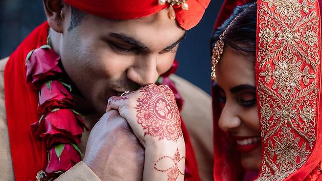 인도에서는 여전히 중매결혼이 일반적이며, 결혼의 약 95%가 같은 카스트계층끼리 이루어진다