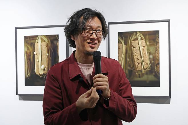 국제갤러리 부산점 전시장에서 작품에 대해 설명하고 있는 정연두 작가. /뉴시스