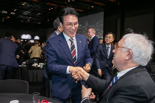 2025년 5월 21일 오전 서울 중구 신라호텔에서 2025 아시안리더십콘퍼런스 개막식이 열리면서 김민석 더불어민주당 상임공동선대위원장이 존 햄리 미국전략국제문제연구소(CSIS) 회장과 대화를 나누고 있다. /장련성 기자