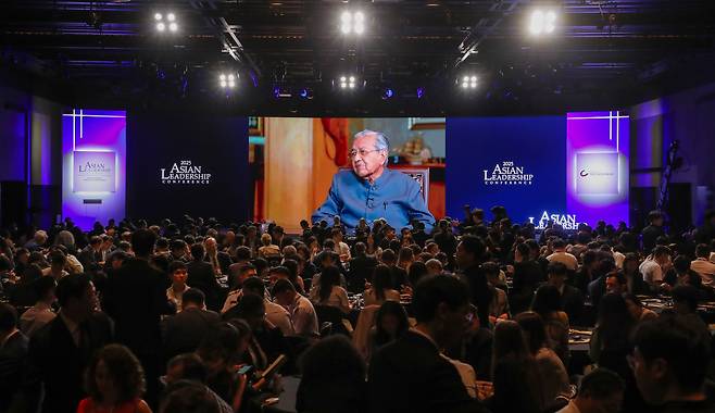 21일 서울 신라호텔에서 열린 제16회 아시안리더십콘퍼런스(ALC) '100세 정객에게 듣는 귀중한 조언' 세션에서 마하티르 빈 모하맛 전 말레이시아 총리가 화상 강연을 하고 있다. /박성원 기자