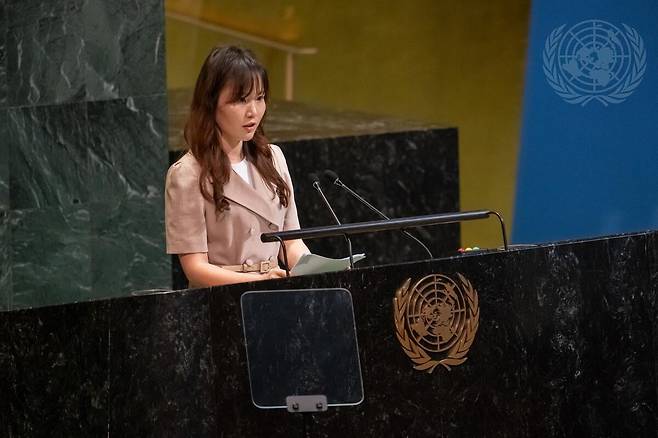 2025년 5월 20일 미국 뉴욕 유엔본부에서 열린 북한인권 관련 총회 고위급 회의에서 탈북민 강규리씨가 증언하고 있다. /유엔