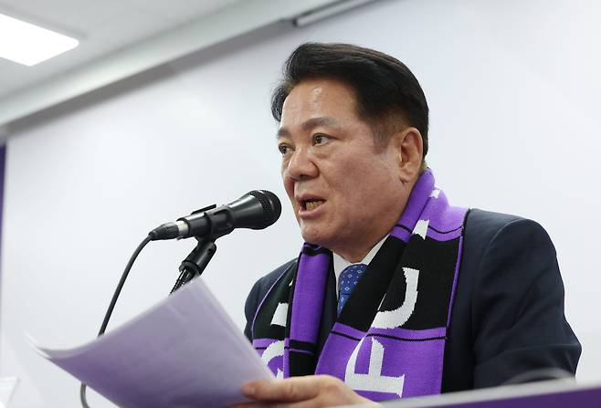 FC안양 구단주인 최대호 안양시장이 20일 안양종합운동장에서 K리그 심판 판정을 비판하는 기자회견을 하고 있다. /뉴스1