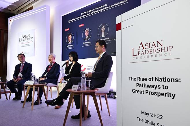 21일 서울 중구 신라호텔에서 아시안리더십콘퍼런스가 열렸다.'한반도의 미래: 지정학적 갈등과 통일을 향한 국제적 협력' 섹션이 진행되고 있다. 왼쪽부터 앤소니 김 헤리티지재단 경제자유지수 보고서 편집장, 앤드류 김 전 미국중앙정보국 부국장, 최경희 사단법인 샌드연구소 대표, 앤드류 여 브루킹스 연구소 아시아 정책 연구 센터 선임연구원. /고운호 기자