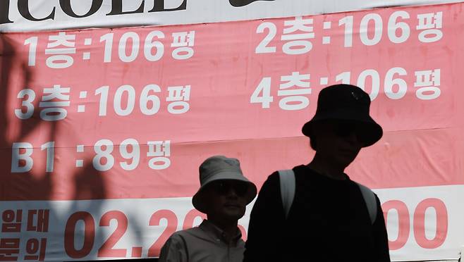 서울 명동거리 한 건물에 임대 문의 현수막이 게시된 모습. /연합뉴스