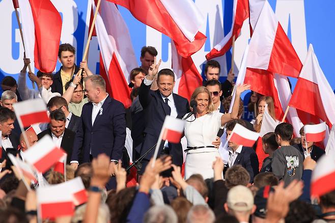 대선 1차 투표에서 1위를 차지한 친(親)EU 성향의 집권당 시민플랫폼(PO) 후보 라파우 트샤스코프스키가 지난 20일(현지 시각) 폴란드 소스노비에츠에서 열린 선거 유세에서 인사 중이다. / EPA=연합뉴스