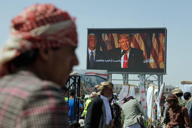 예멘 사나에서 열린 반미집회에 참가자들이 트럼프 대통령 영상을 보고 있다. /연합뉴스