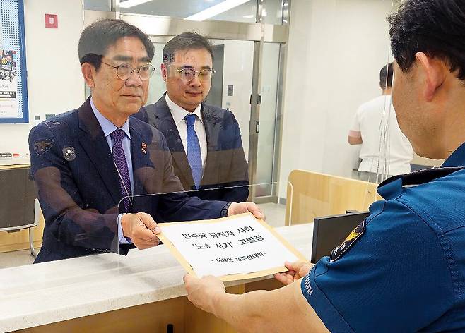 제21대 대통령 선거 더불어민주당 진짜 대한민국 제주도당 선거대책위원회 박원철 총괄선거대책본부단 본부장이 21일 제주경찰청에 민주당 관계자를 사칭한 노쇼 사기 사건 4건에 대한 고발장을 제출하고 있다. /선대위 제공