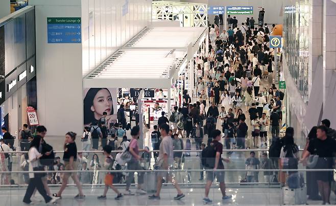 지난해 여름휴가철인 7월 21일 오전 인천국제공항 제2여객터미널 면세구역이 이용객들로 북적이고 있다. /뉴스1