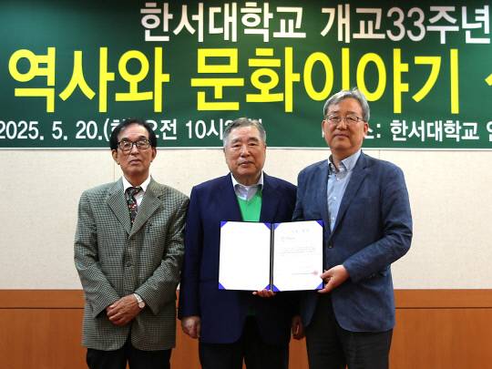 인장 전달식. 왼쪽이 한국문인인장박물관 이재인 관장