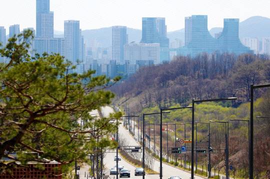 세종시가 대통령실·국회 전체 이전에 대비한 국비 반영을 정부에 건의하고 나섰다. 사진은 세종시 무궁화테마공원에서 바라본 대통령 세종집무실 예정부지 인근 모습. 대전일보DB
