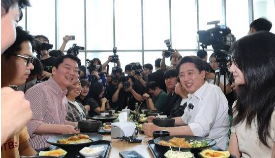 개혁신당 이준석 대선 후보가 21일 '학식먹자 이준석' 행사가 열린 경기 성남시 가천대학교 글로벌캠퍼스에서 행사에 참여한 국민의힘 안철수 의원과 웃으며 대화를 나누고 있다. 연합뉴스